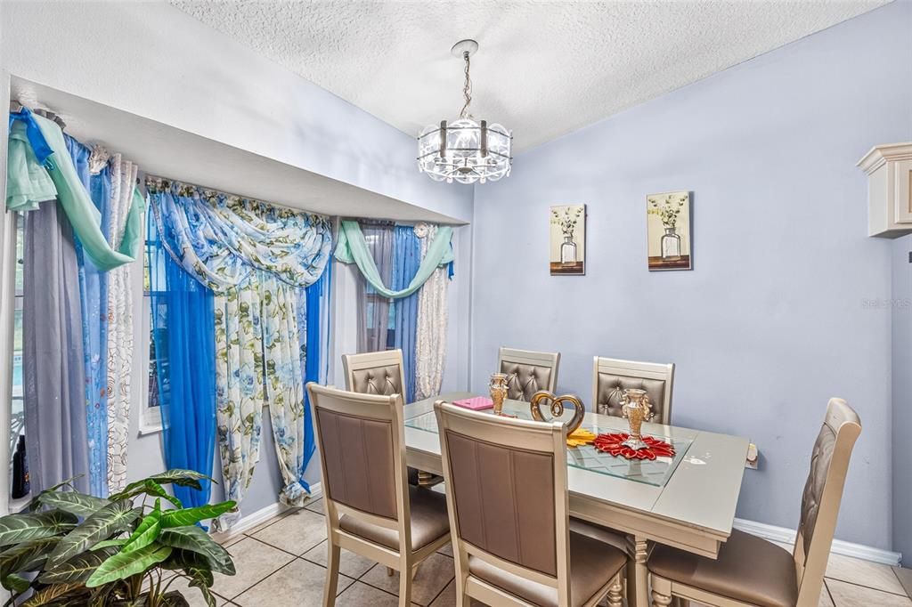 На продажу: $599,999 (5 спален, 2 ванн, 3177 Квадратных фут)