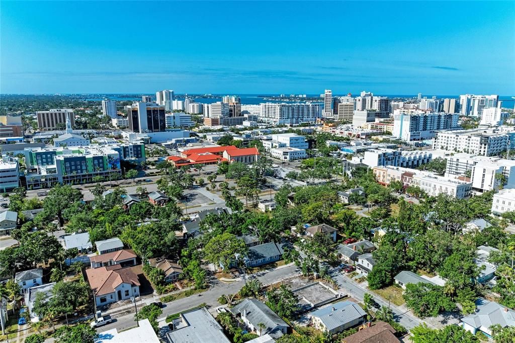 Под контрактом: $650,000 (4 спален, 0 ванн, 2063 Квадратных фут)