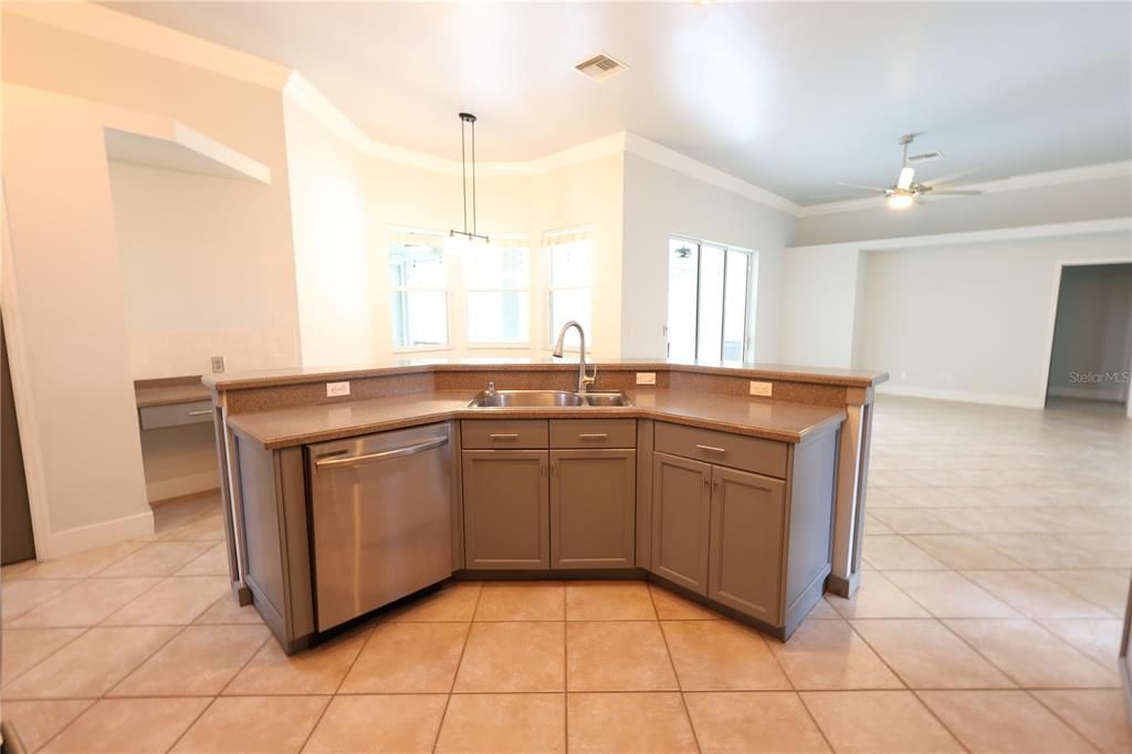 For Sale: $575,000 (5 beds, 3 baths, 2826 Square Feet)