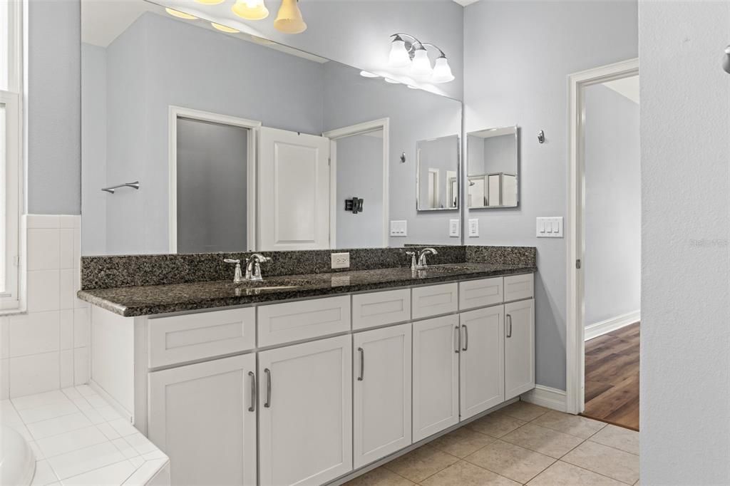 For Sale: $600,000 (4 beds, 4 baths, 2770 Square Feet)