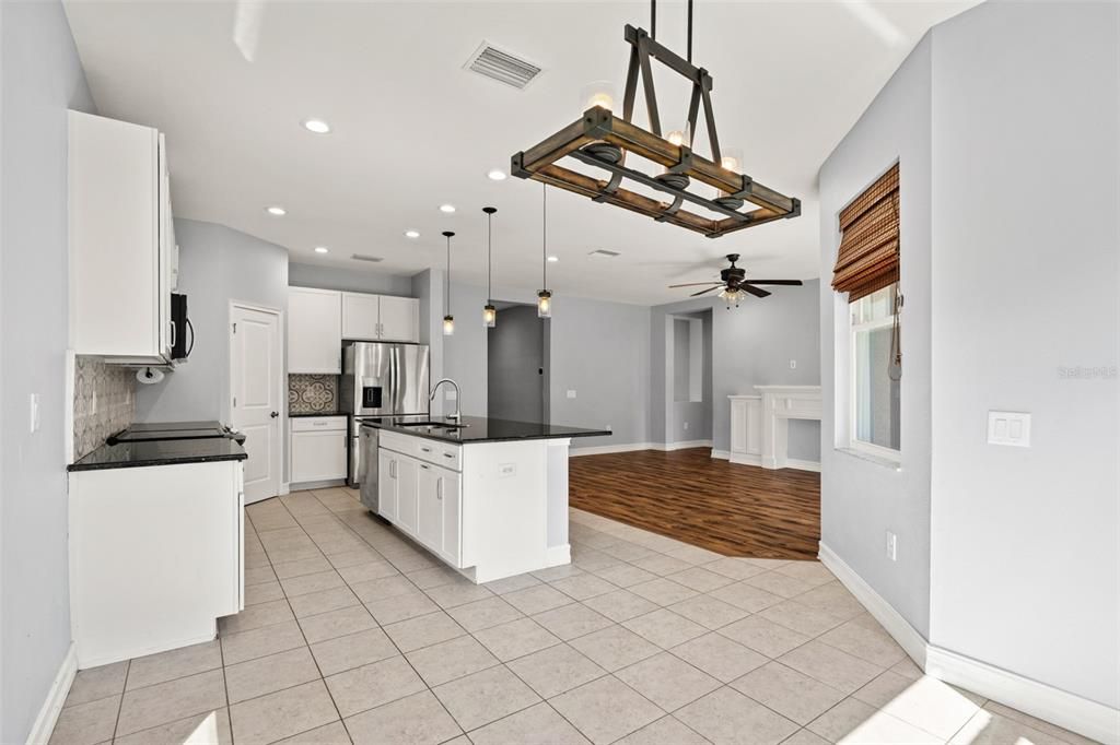 For Sale: $600,000 (4 beds, 4 baths, 2770 Square Feet)