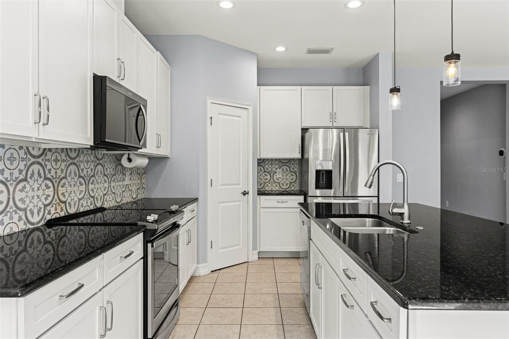 For Sale: $600,000 (4 beds, 4 baths, 2770 Square Feet)