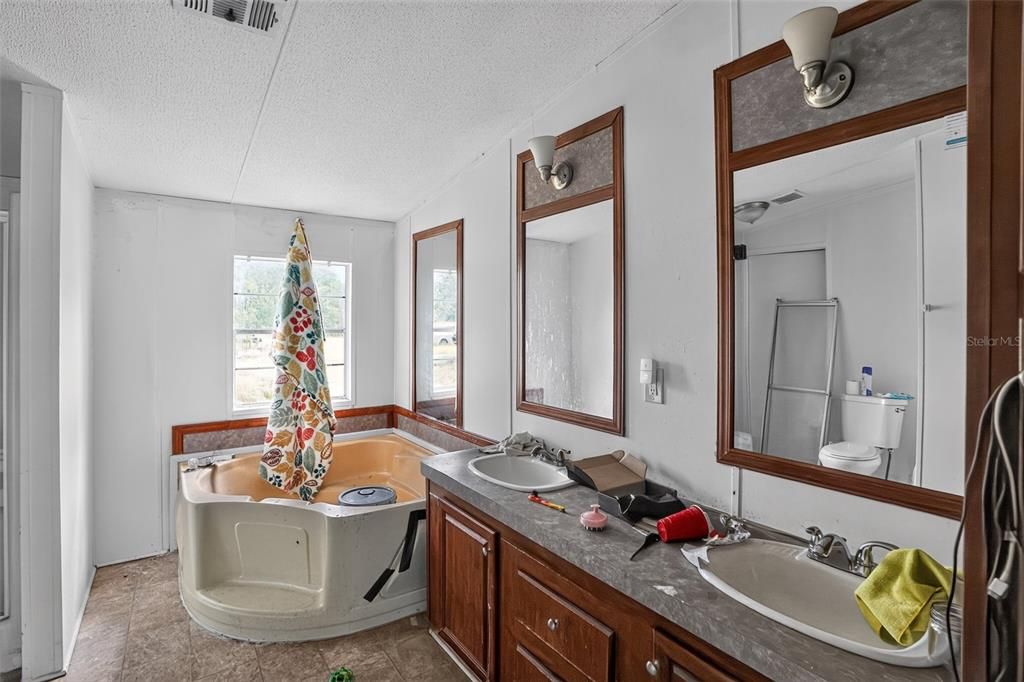 На продажу: $199,000 (4 спален, 2 ванн, 1988 Квадратных фут)