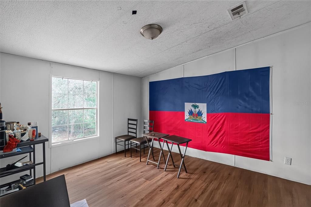 На продажу: $199,000 (4 спален, 2 ванн, 1988 Квадратных фут)