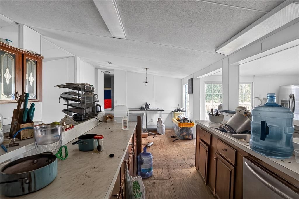 На продажу: $199,000 (4 спален, 2 ванн, 1988 Квадратных фут)