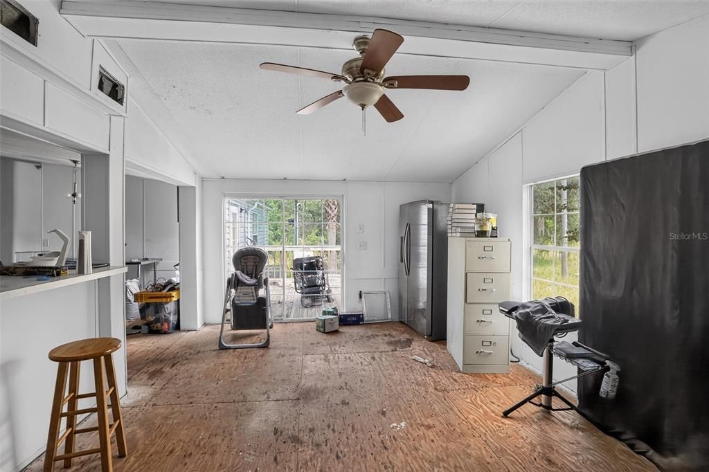 На продажу: $199,000 (4 спален, 2 ванн, 1988 Квадратных фут)