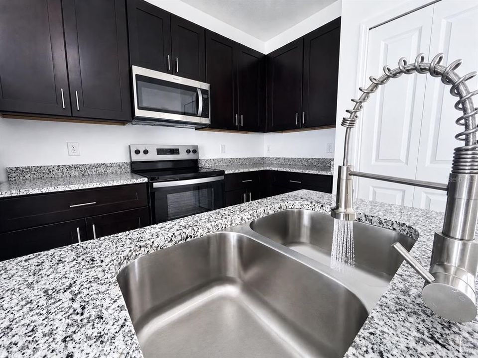 For Rent: $2,000 (4 beds, 3 baths, 1805 Square Feet)