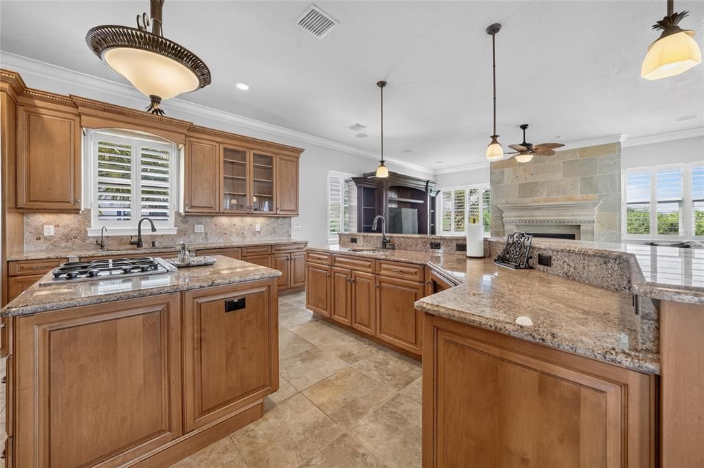 For Sale: $2,699,000 (6 beds, 4 baths, 5162 Square Feet)