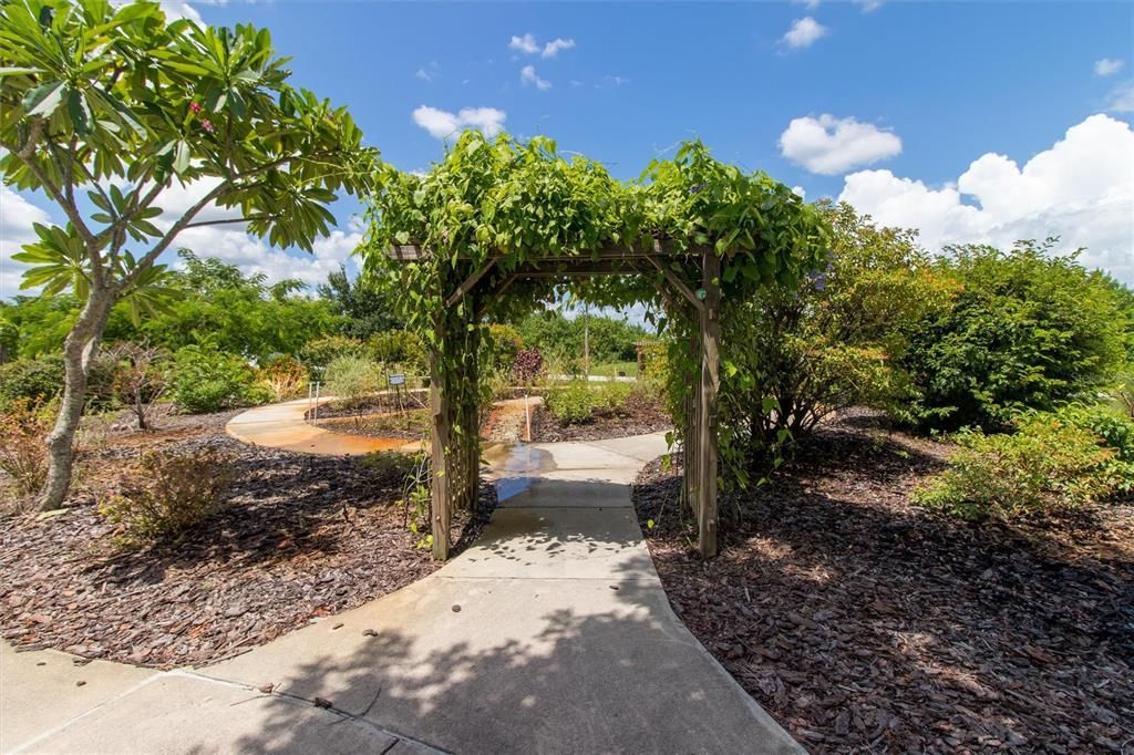На продажу: $245,000 (0.43 acres)