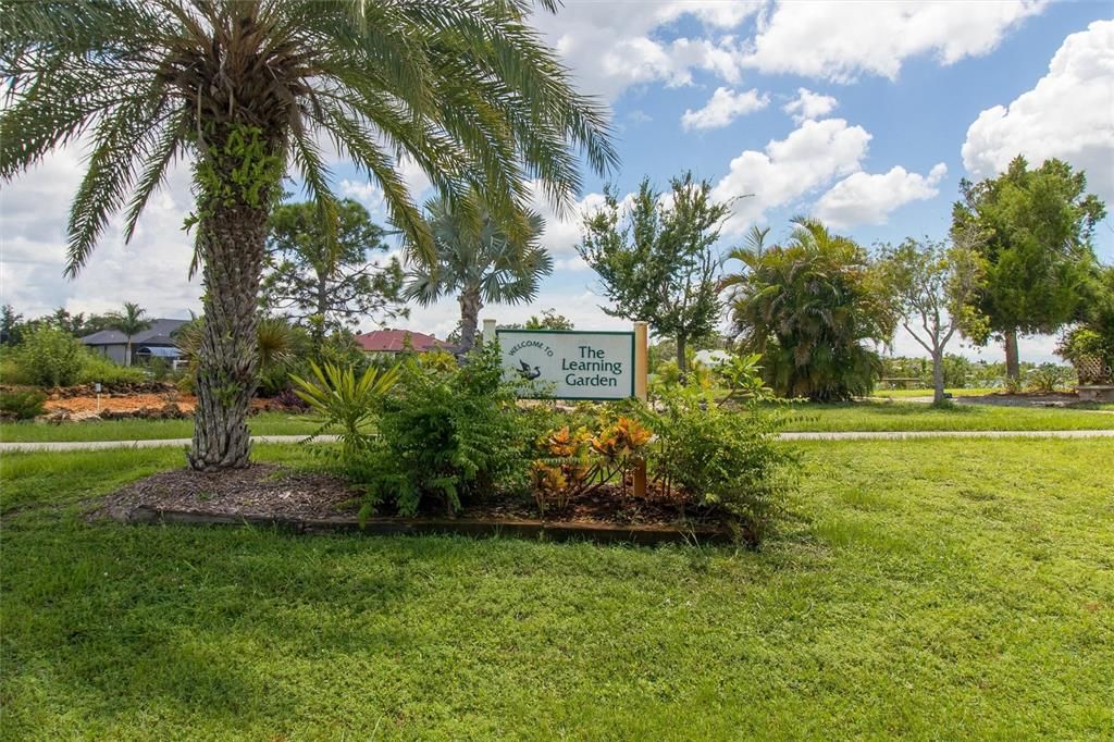 На продажу: $245,000 (0.43 acres)
