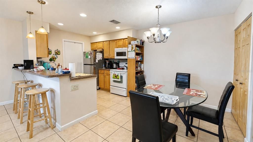 For Sale: $195,000 (2 beds, 2 baths, 1037 Square Feet)