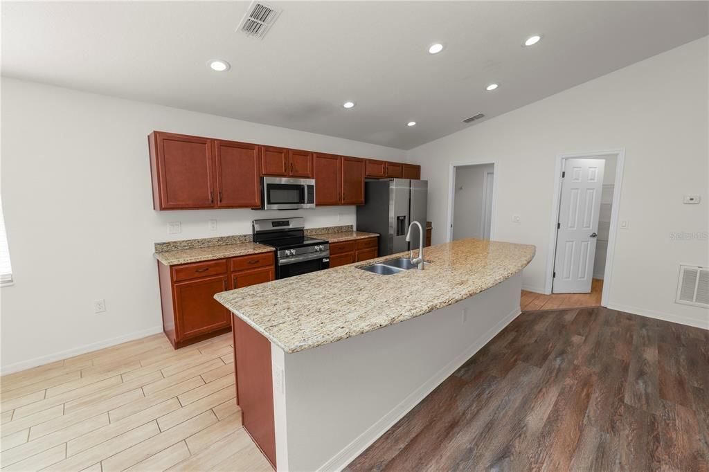 For Rent: $2,200 (4 beds, 2 baths, 1715 Square Feet)