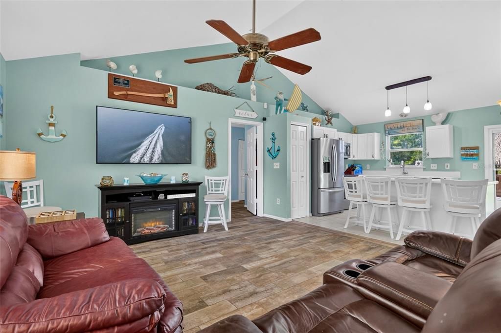 For Sale: $330,000 (2 beds, 2 baths, 1482 Square Feet)