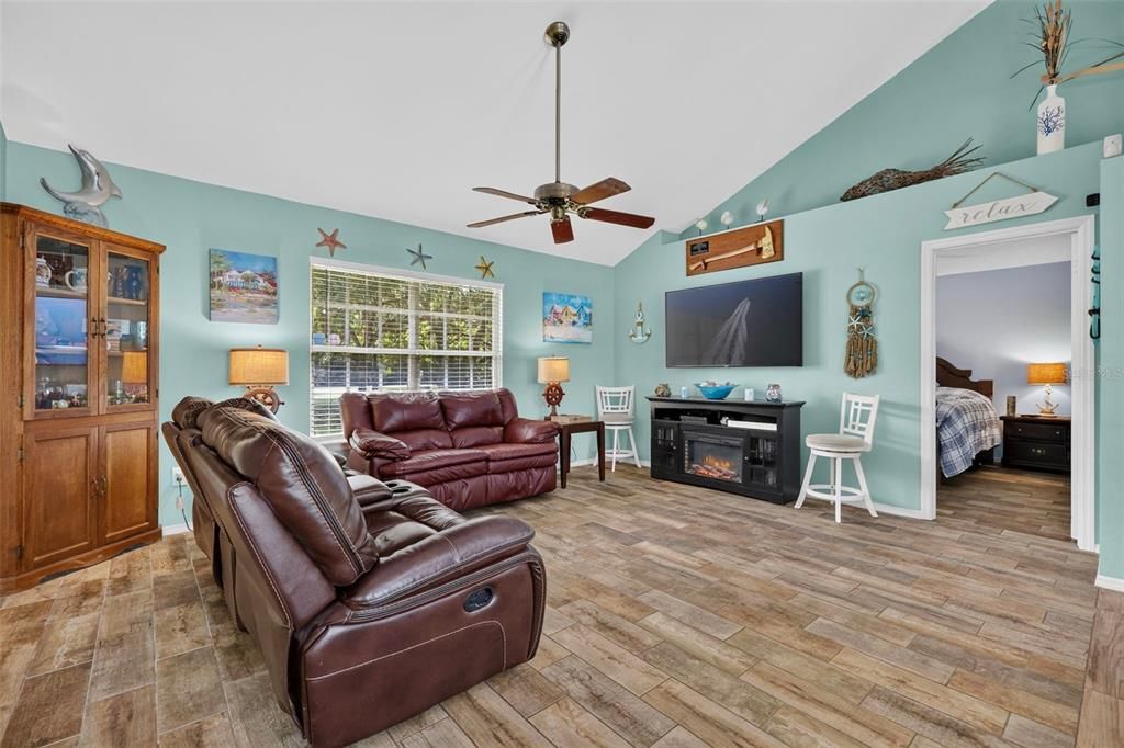 For Sale: $330,000 (2 beds, 2 baths, 1482 Square Feet)