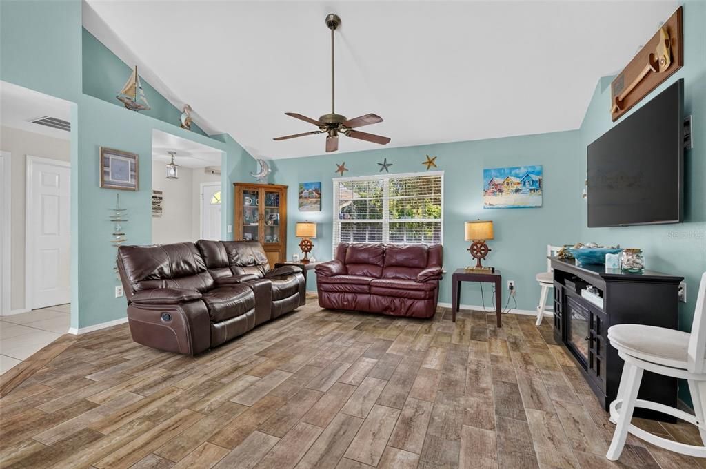 For Sale: $330,000 (2 beds, 2 baths, 1482 Square Feet)
