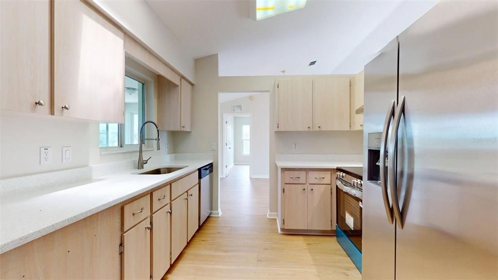 На продажу: $234,900 (2 спален, 2 ванн, 1811 Квадратных фут)