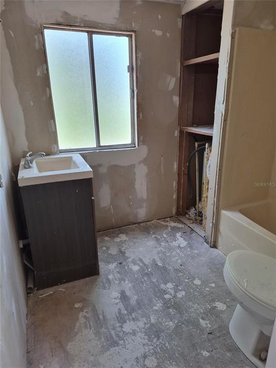 For Sale: $89,700 (2 beds, 1 baths, 784 Square Feet)