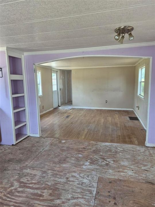 For Sale: $89,700 (2 beds, 1 baths, 784 Square Feet)