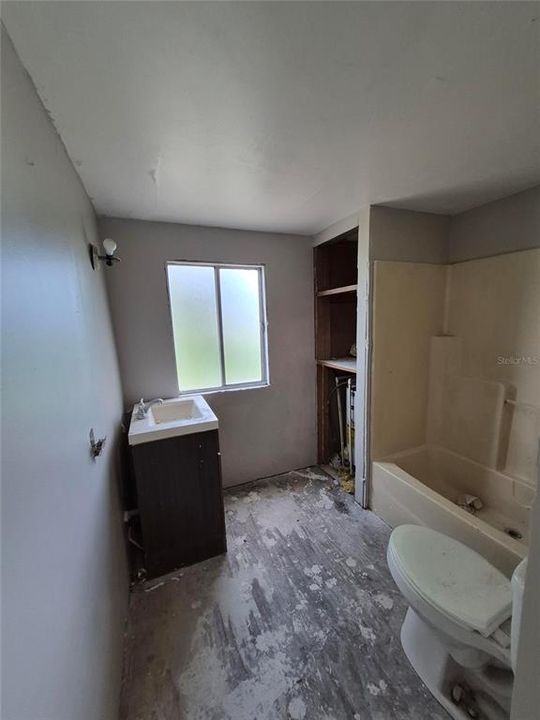 For Sale: $89,700 (2 beds, 1 baths, 784 Square Feet)
