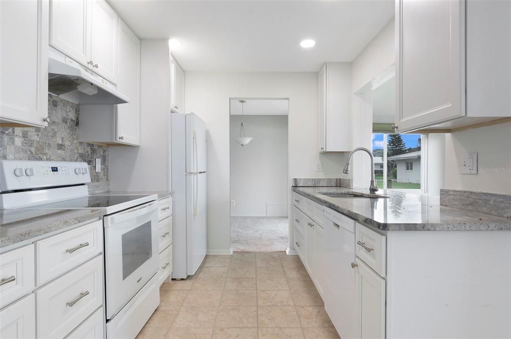 На продажу: $269,900 (2 спален, 2 ванн, 1276 Квадратных фут)