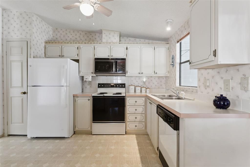 На продажу: $175,000 (2 спален, 2 ванн, 1342 Квадратных фут)