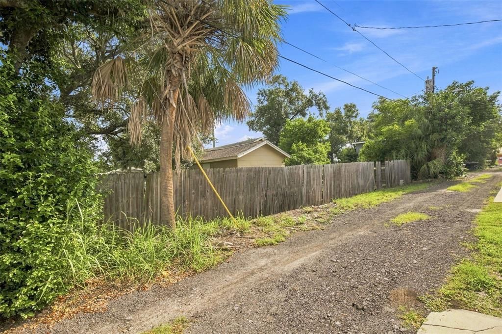待售: $500,000 (0.18 acres)