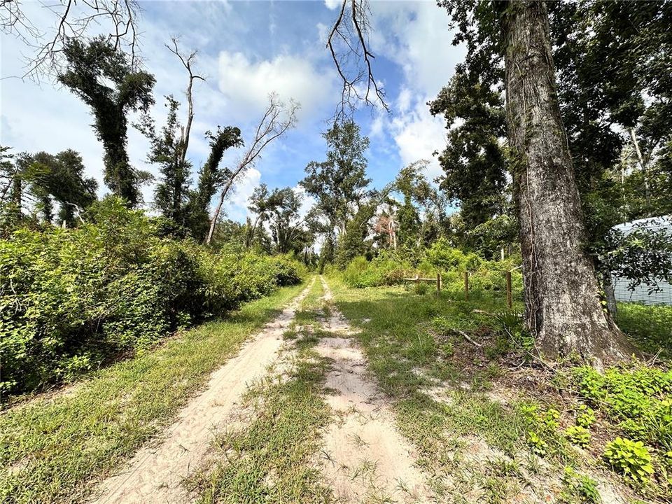 На продажу: $30,000 (1.10 acres)