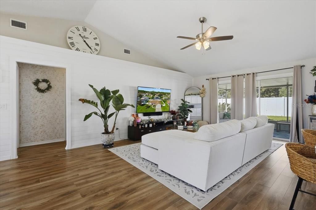 For Sale: $325,000 (3 beds, 2 baths, 1659 Square Feet)