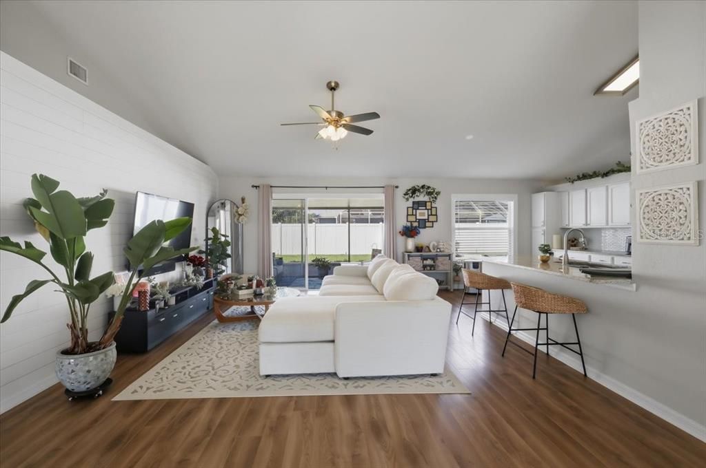 For Sale: $325,000 (3 beds, 2 baths, 1659 Square Feet)