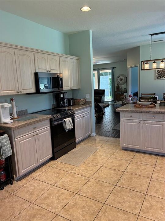 For Sale: $329,900 (2 beds, 2 baths, 1551 Square Feet)