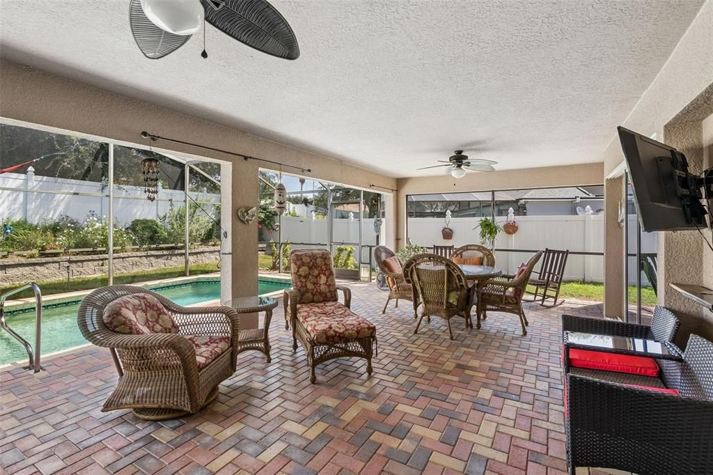 Active With Contract: $460,000 (3 beds, 2 baths, 1969 Square Feet)