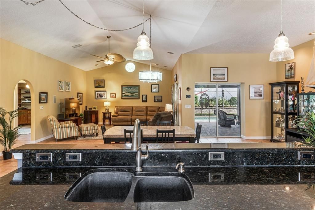 Active With Contract: $460,000 (3 beds, 2 baths, 1969 Square Feet)