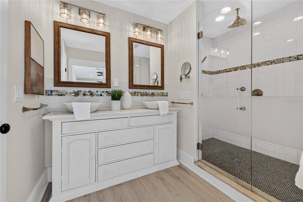En Venta: $998,000 (4 camas, 3 baños, 1644 Pies cuadrados)