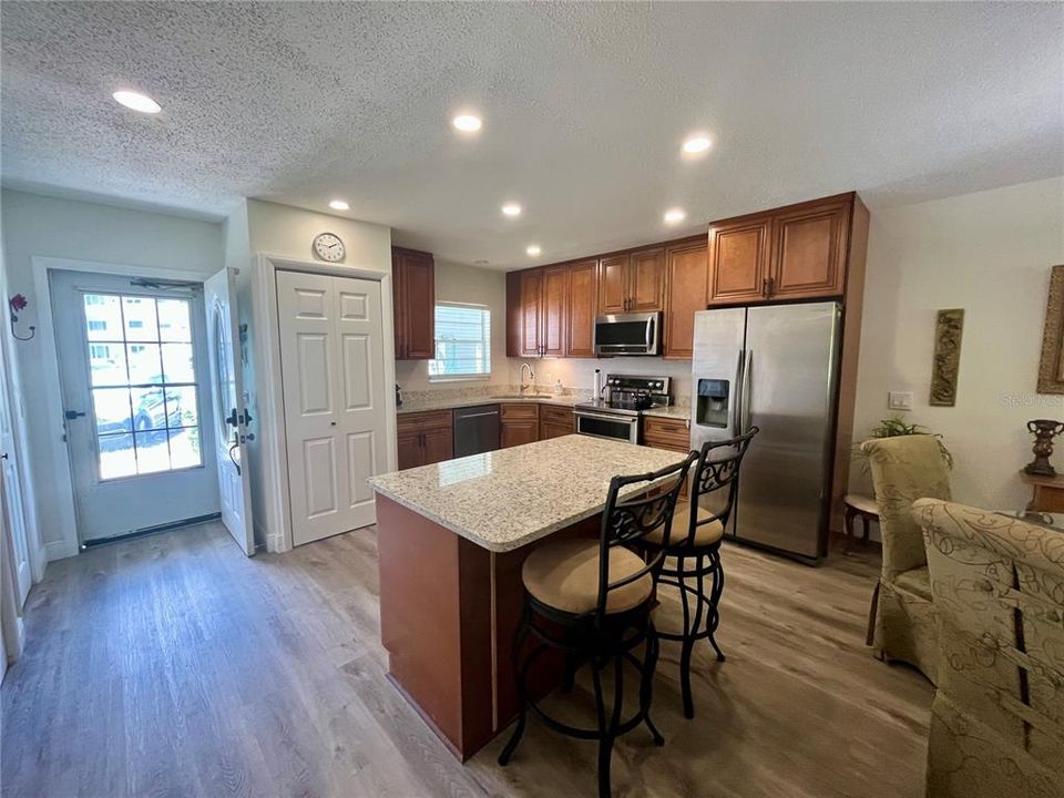 For Sale: $265,000 (2 beds, 2 baths, 1370 Square Feet)
