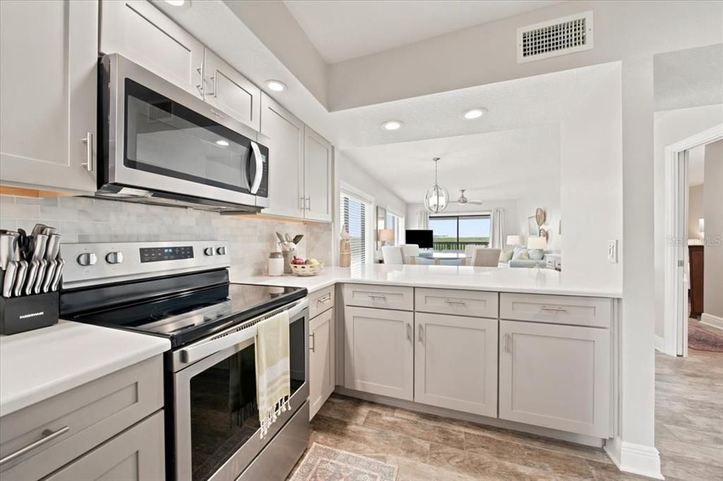 For Sale: $350,000 (2 beds, 2 baths, 1095 Square Feet)