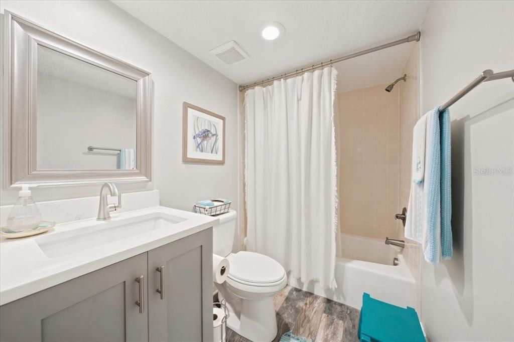 For Sale: $350,000 (2 beds, 2 baths, 1095 Square Feet)