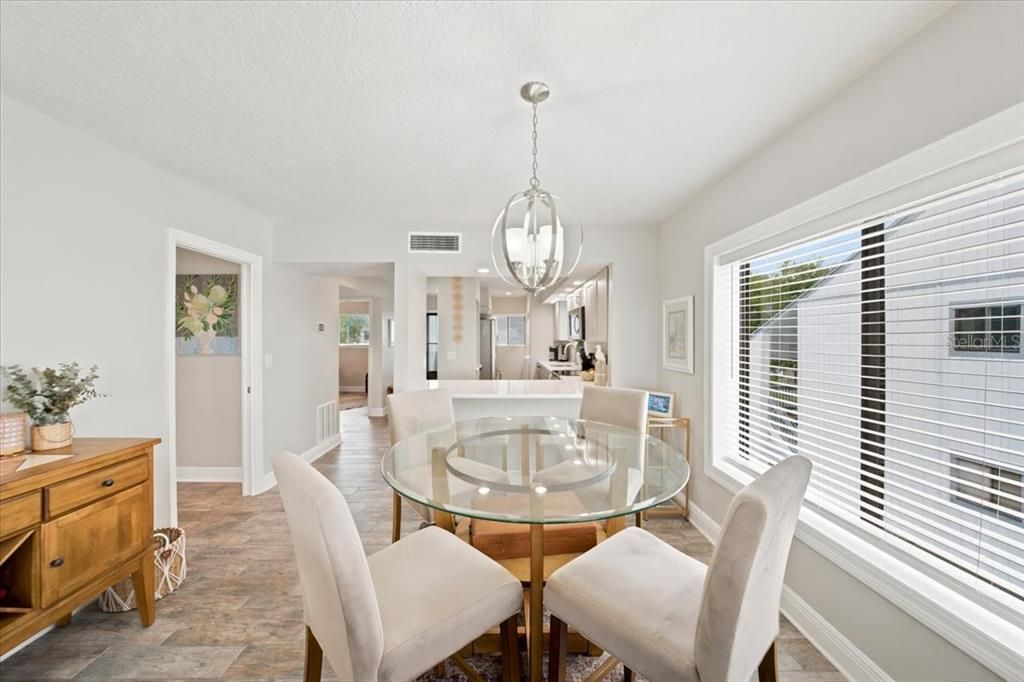 For Sale: $350,000 (2 beds, 2 baths, 1095 Square Feet)
