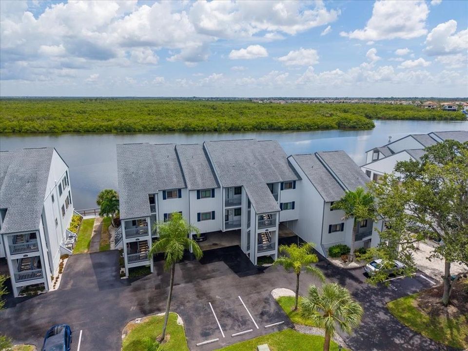 For Sale: $350,000 (2 beds, 2 baths, 1095 Square Feet)