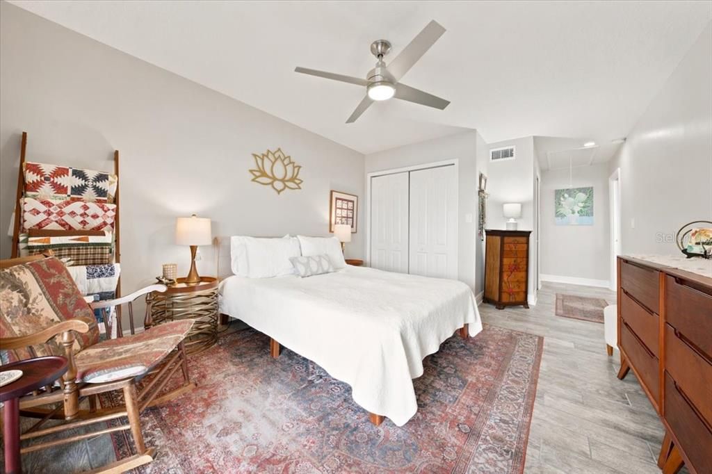 For Sale: $350,000 (2 beds, 2 baths, 1095 Square Feet)