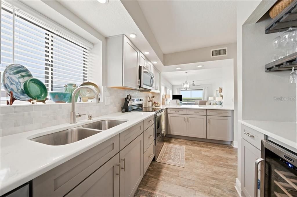 For Sale: $350,000 (2 beds, 2 baths, 1095 Square Feet)