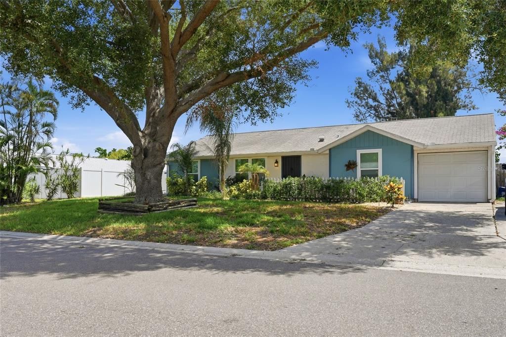 For Sale: $345,000 (2 beds, 2 baths, 1220 Square Feet)
