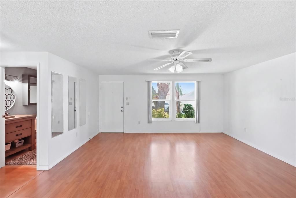For Sale: $345,000 (2 beds, 2 baths, 1220 Square Feet)