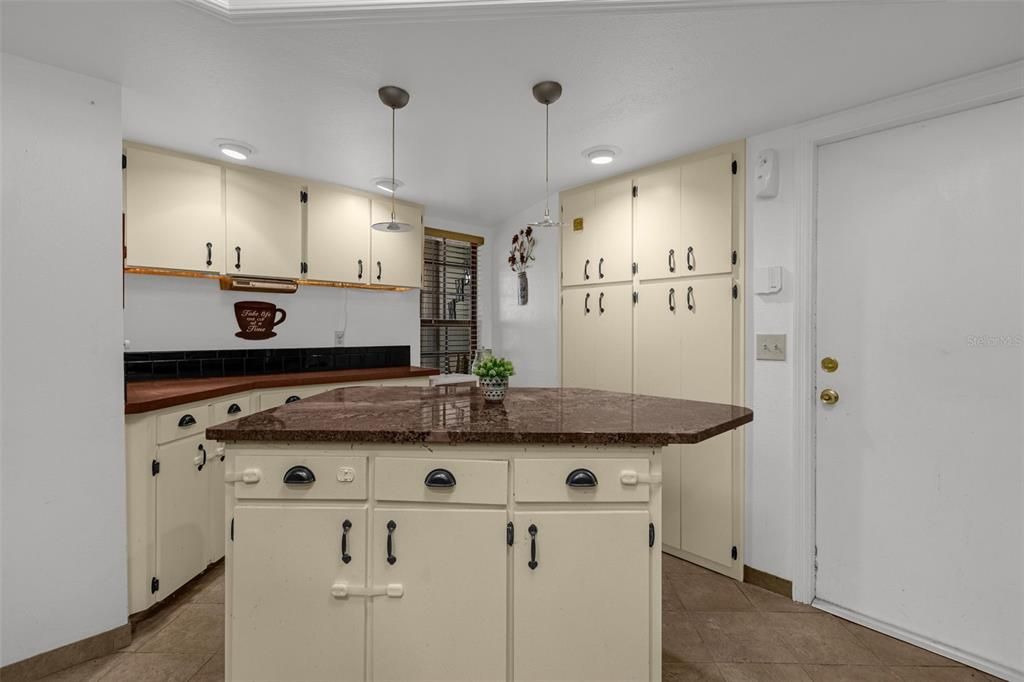 En Venta: $250,000 (3 camas, 2 baños, 1250 Pies cuadrados)