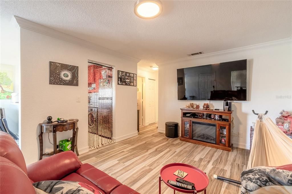For Sale: $195,000 (2 beds, 1 baths, 992 Square Feet)