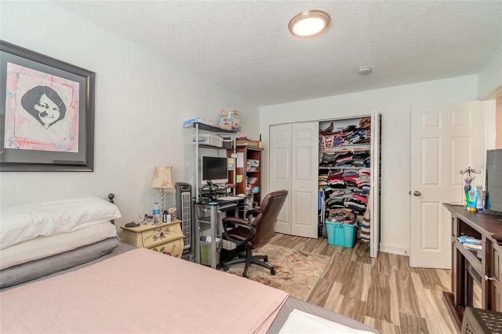 For Sale: $195,000 (2 beds, 1 baths, 992 Square Feet)
