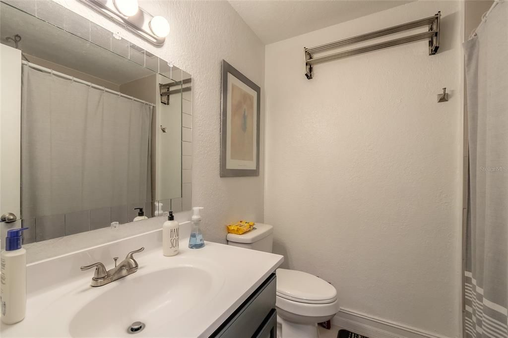 For Sale: $195,000 (2 beds, 1 baths, 992 Square Feet)