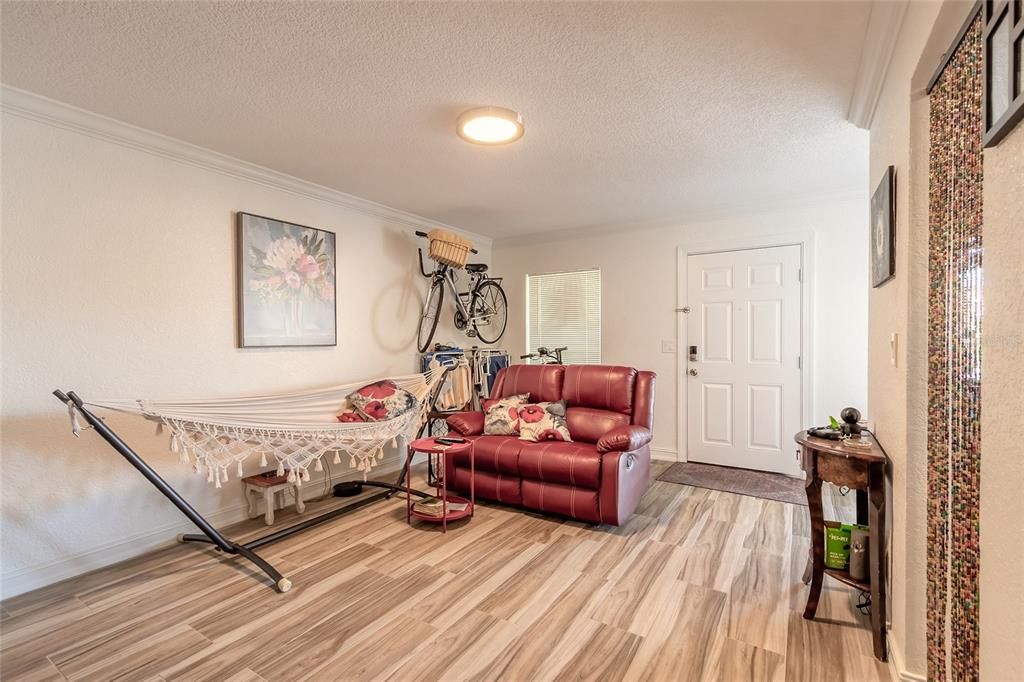 For Sale: $195,000 (2 beds, 1 baths, 992 Square Feet)
