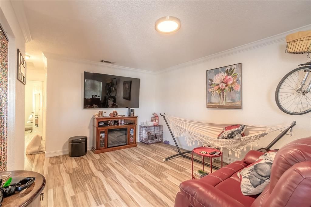 For Sale: $195,000 (2 beds, 1 baths, 992 Square Feet)