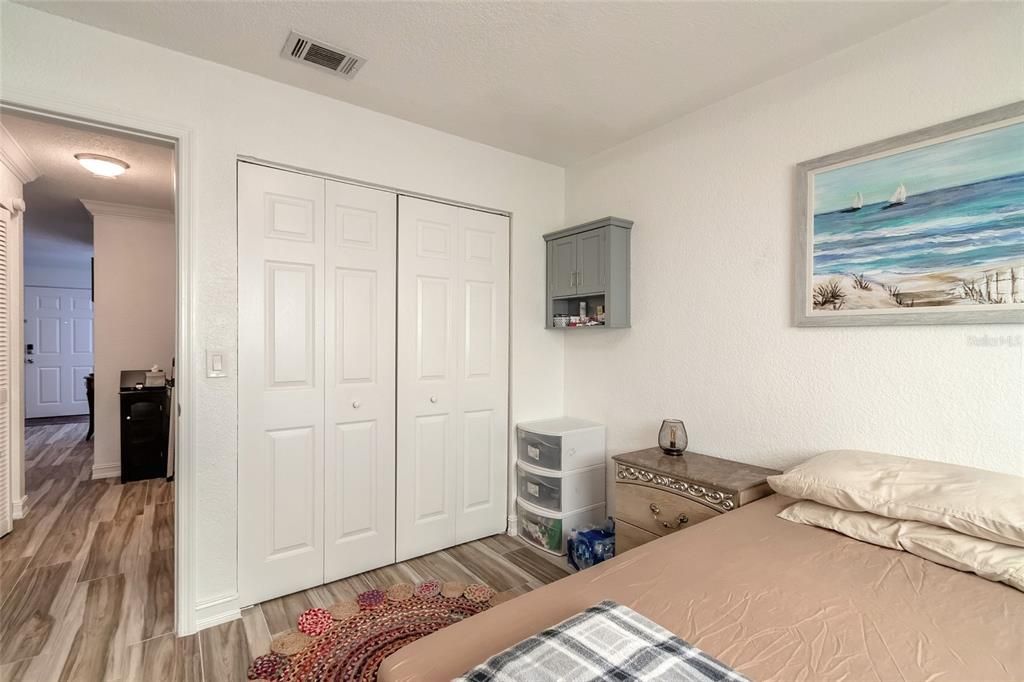 For Sale: $195,000 (2 beds, 1 baths, 992 Square Feet)