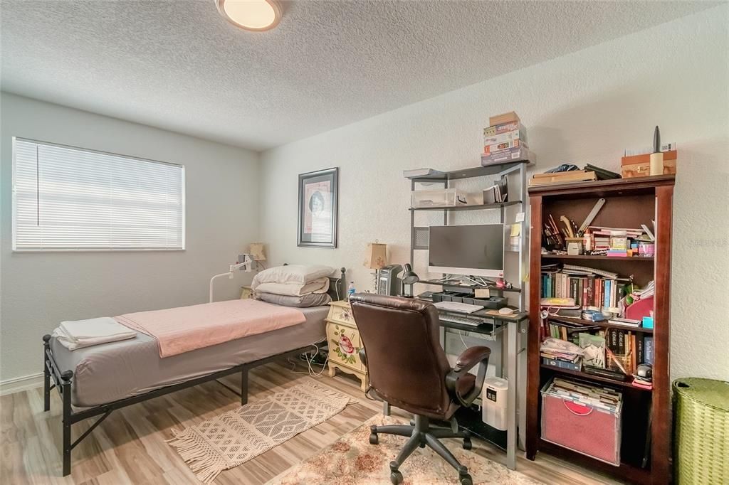 For Sale: $195,000 (2 beds, 1 baths, 992 Square Feet)